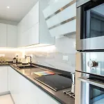 Spacious Modern Apartment Close To The Beach