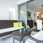 Spacious Modern Apartment Close To The Beach