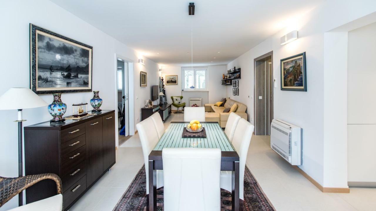 Spacious Modern Close To The *